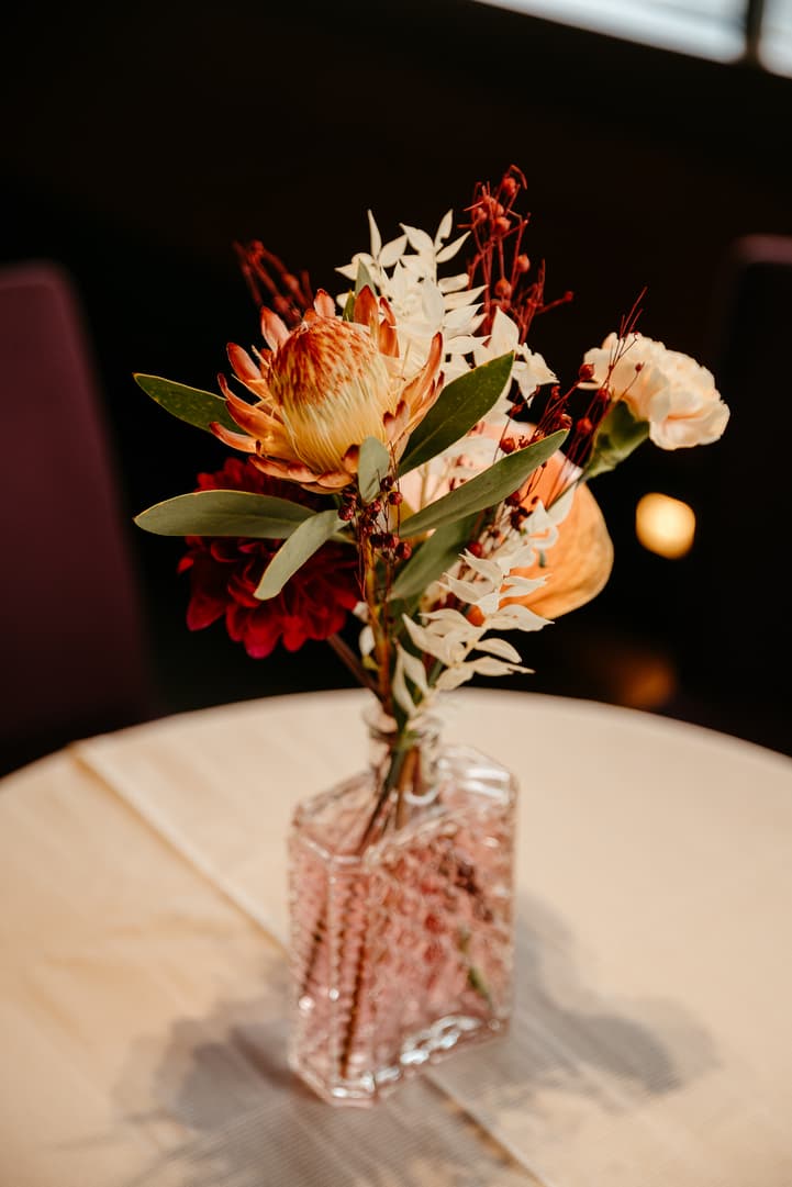 Décor fleur mariage eiffel bateaux parisiens Croisière sur la Seine paris