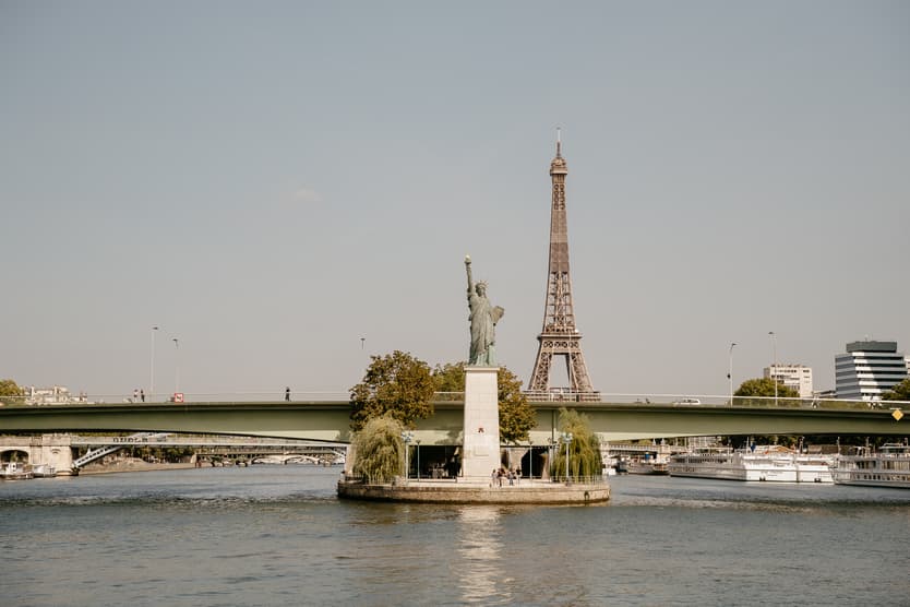 vue eiffel statue de la Liberté croisière sur la seine