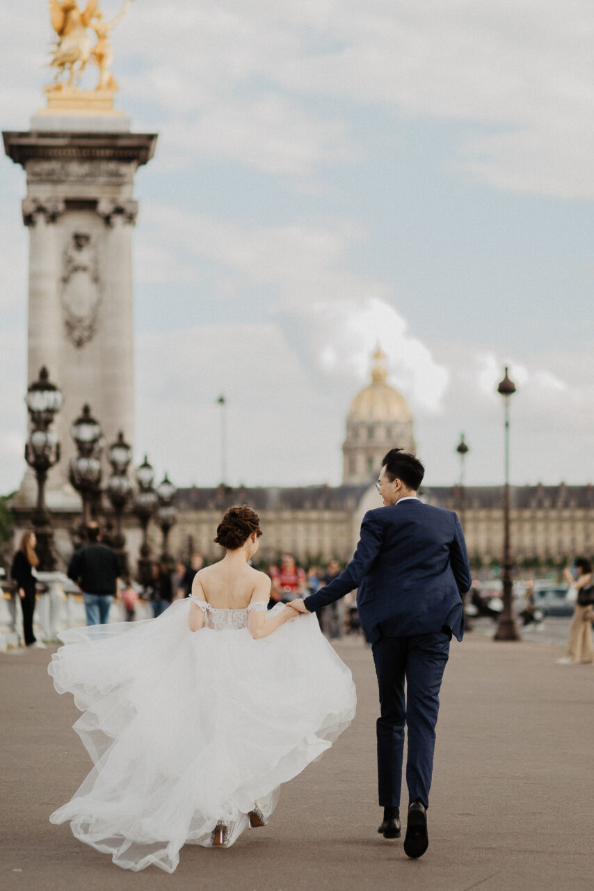 Couple running on Alexandre III bridge
