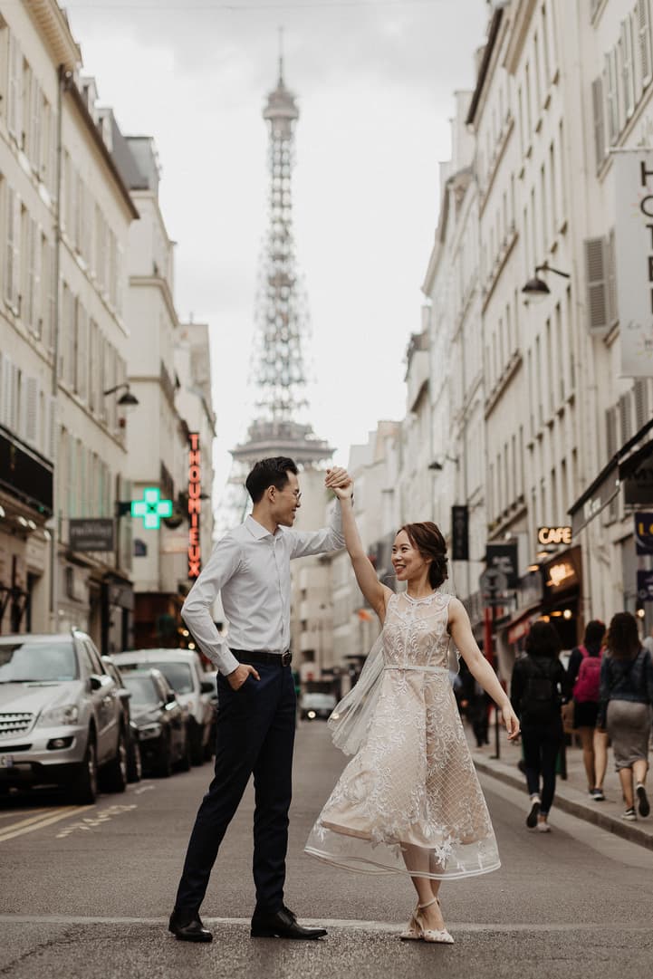Paris pre-wedding photos with Eiffel tower