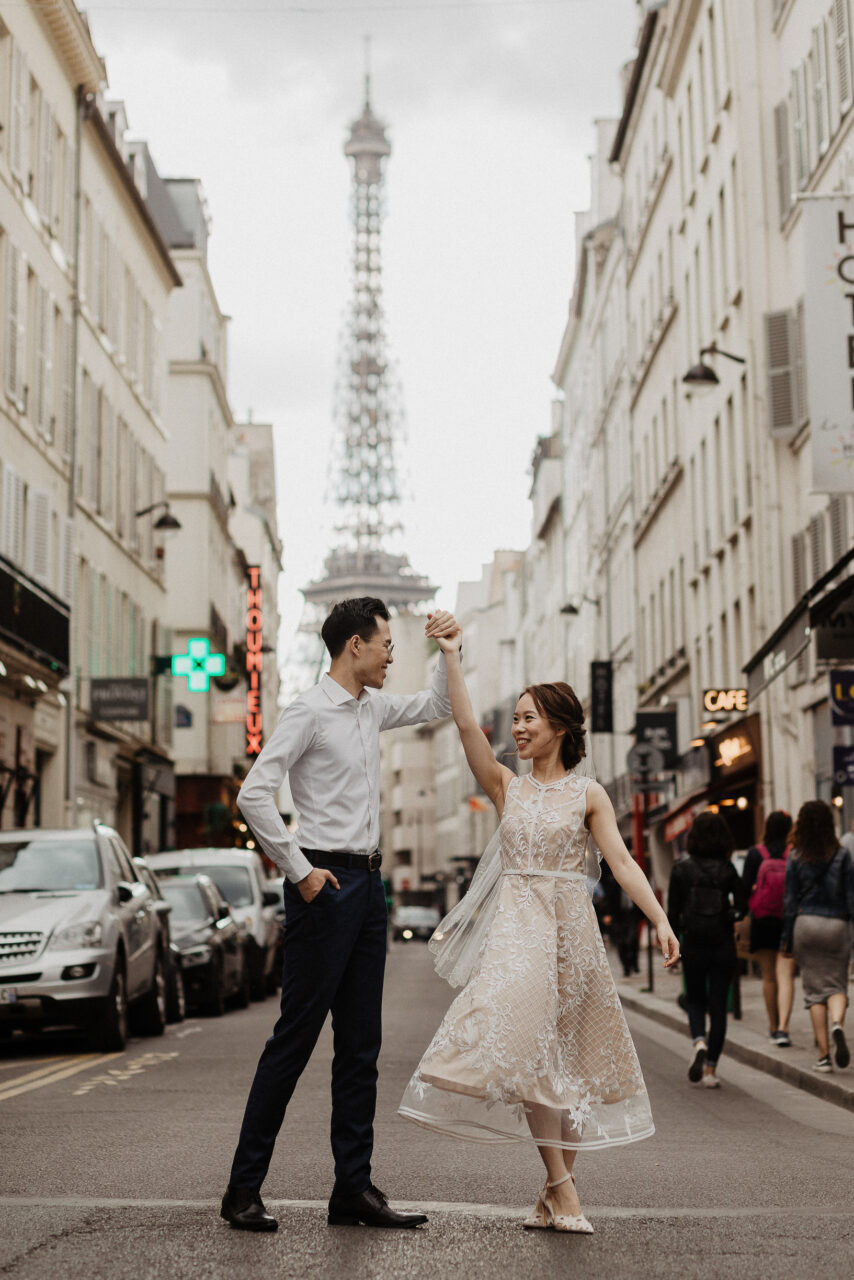 Paris pre-wedding photos with Eiffel tower