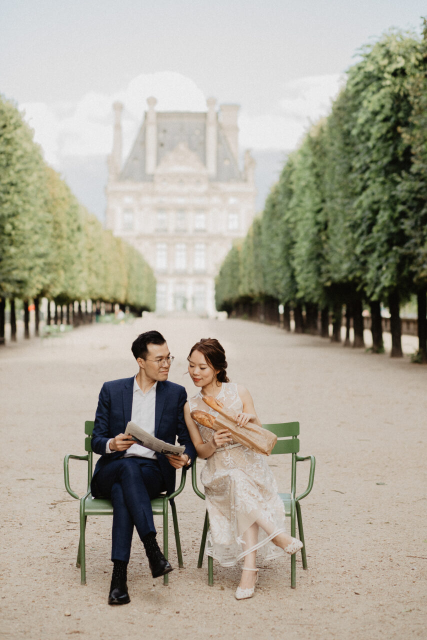 Couple in casual outfit in Jardin des Tuilleries