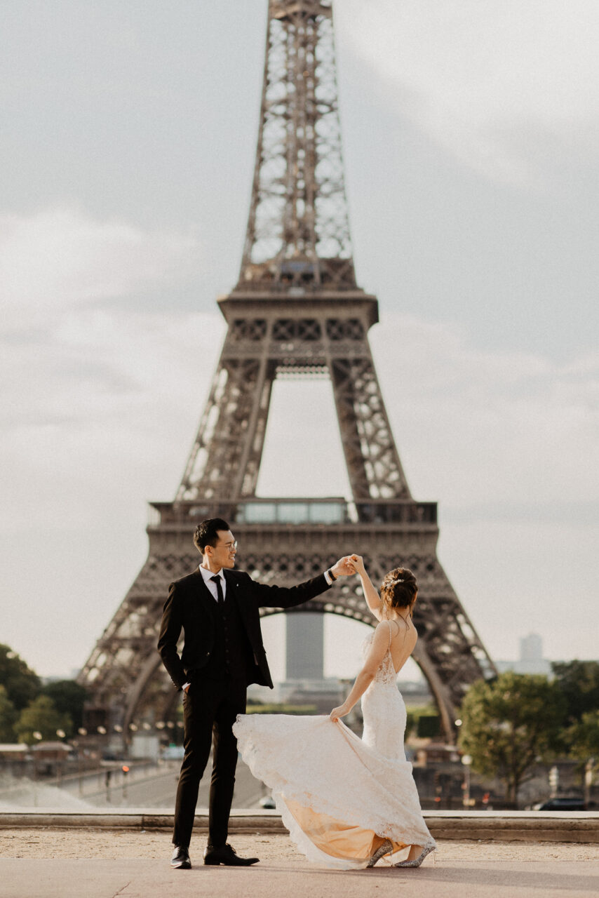Couple dancing in front of Eiffel tower in Paris