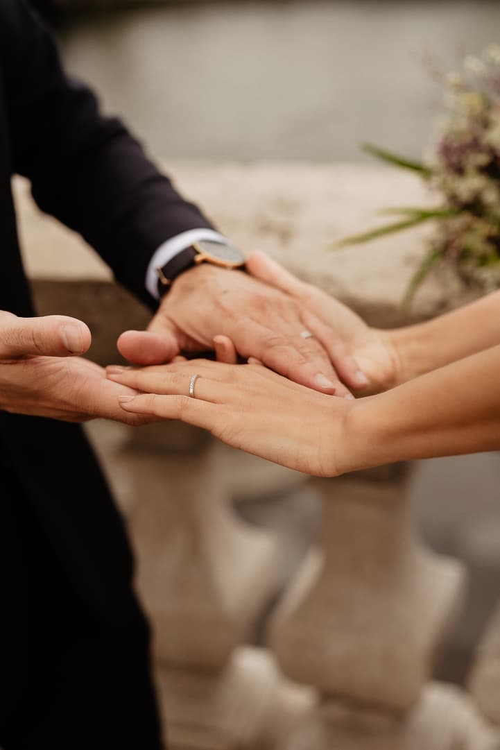 mariage civil paris couple avec fleur nouveau mariage