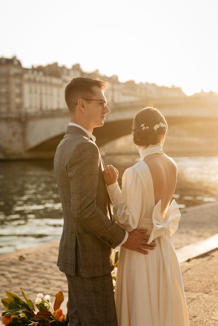 Couple portrait sunrise in Paris