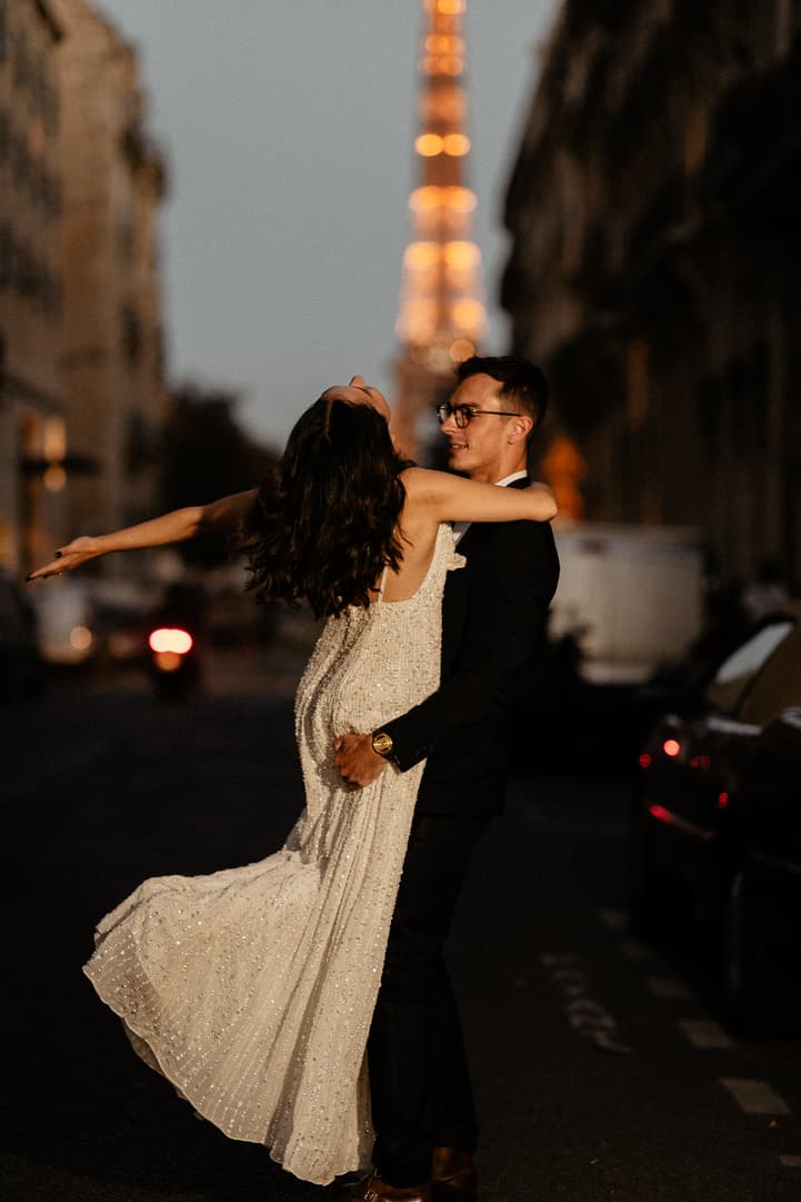Wedding photo by night with Eiffel tower