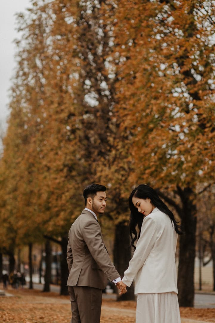 pre wedding autumn photo in paris
