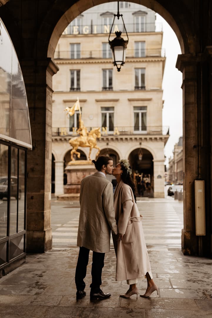 couple kissing rue de rivoli paris