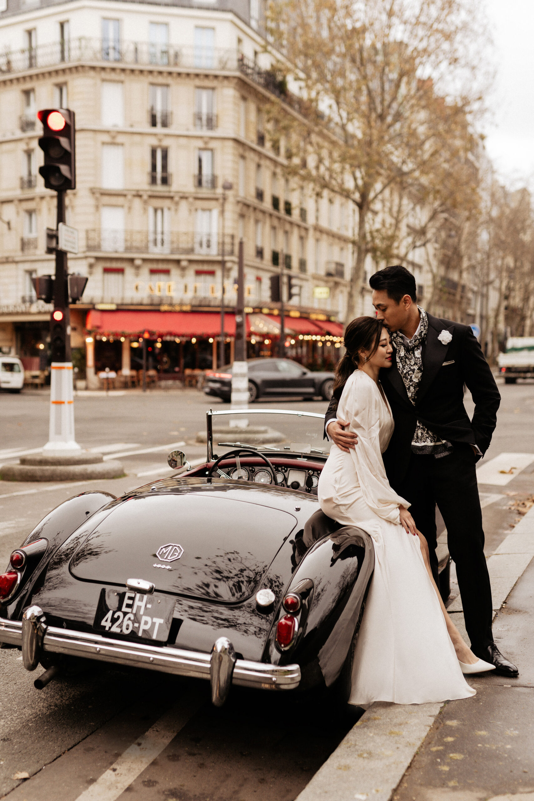 Paris wedding photo with vintage car