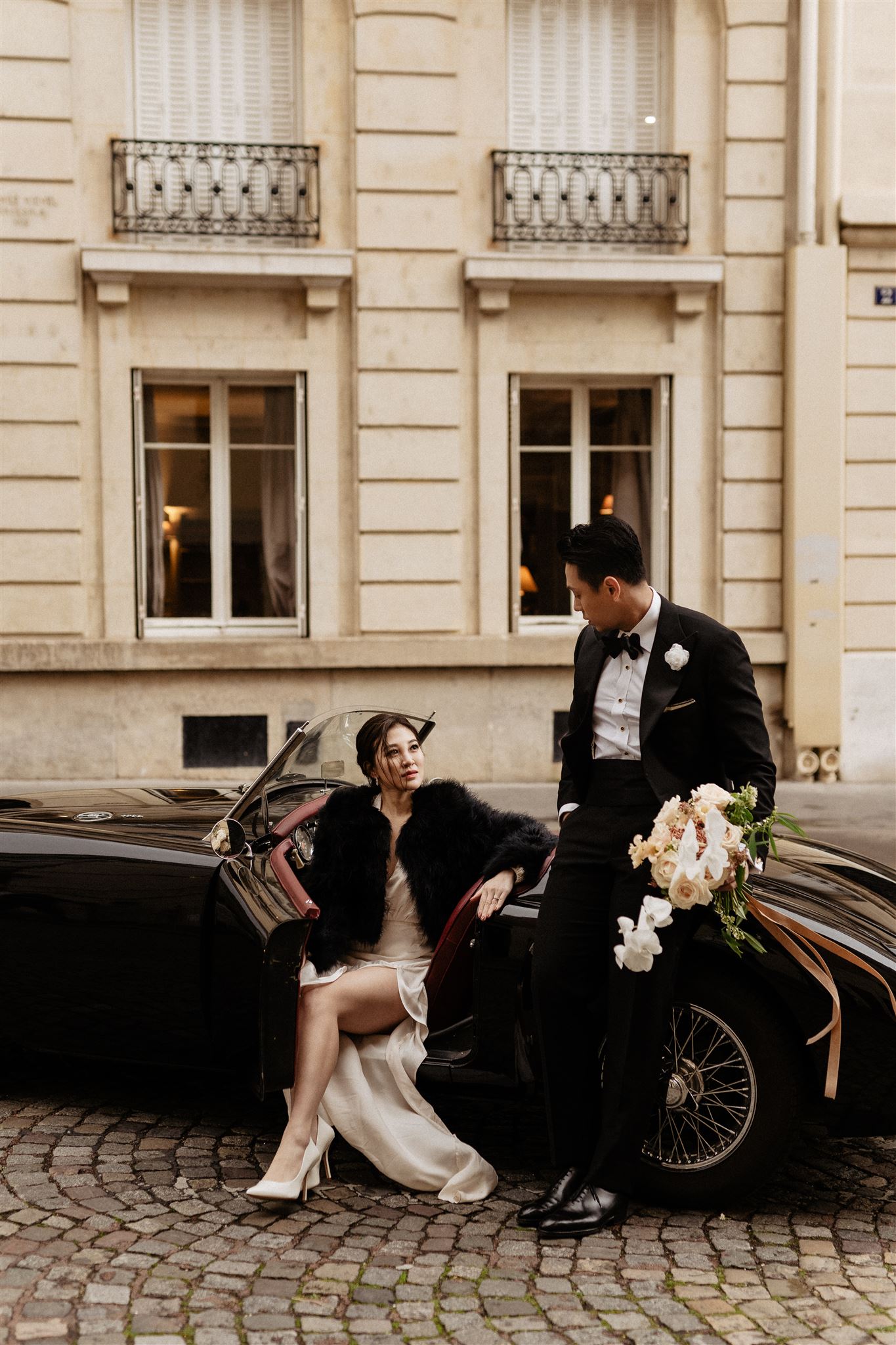 Paris prewedding photographer vintage car