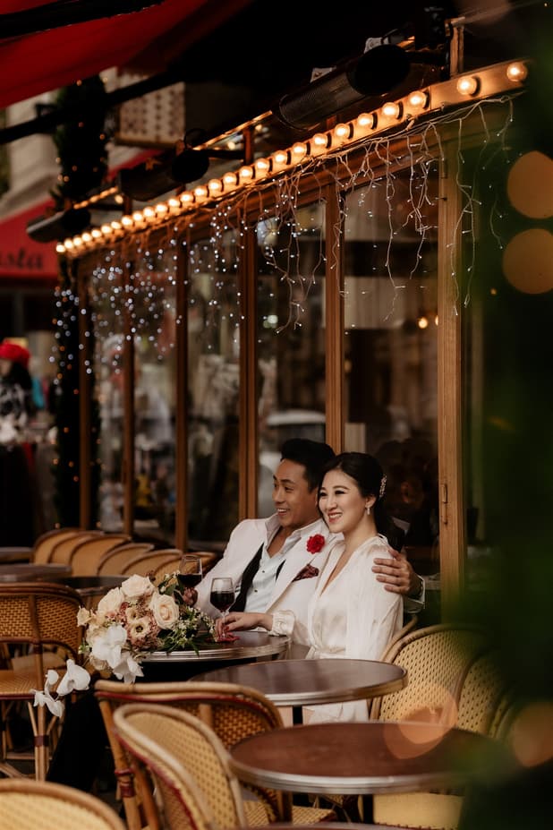Couple's pre-wedding shoot at charming café in Paris