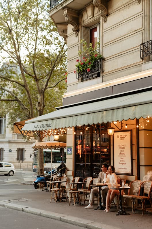 sunset paris photoshoot cloudy day fashion couple engagement paris cafe
