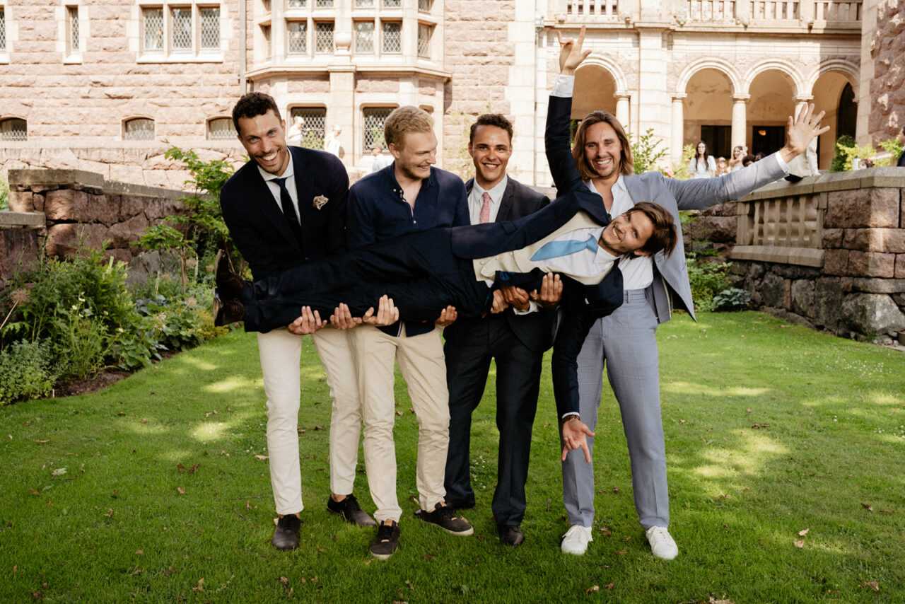 Fun Groom picture ideas with groomsmen
