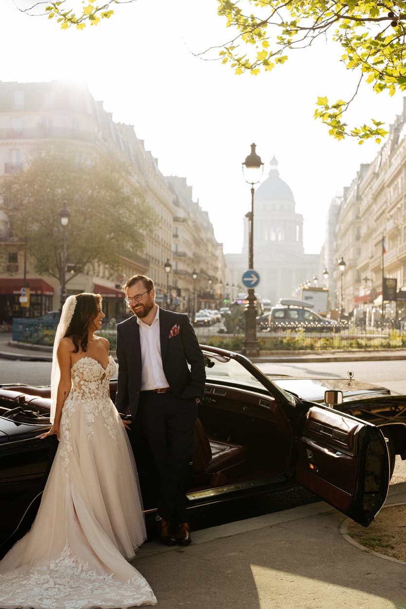 Vintage car couple portrait photoshoot Paris elopement
