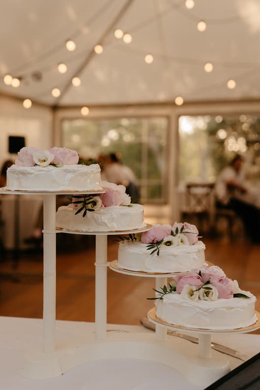 Minimalist Traditional Wedding Cake 