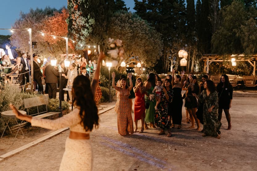 Wedding reception Saint Tropez bouquet toss