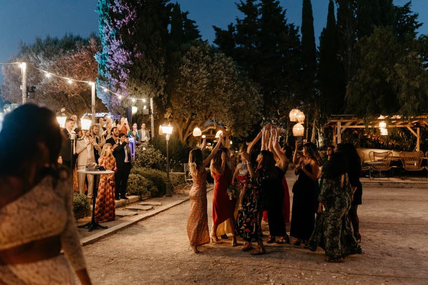 Wedding reception Saint Tropez bouquet toss