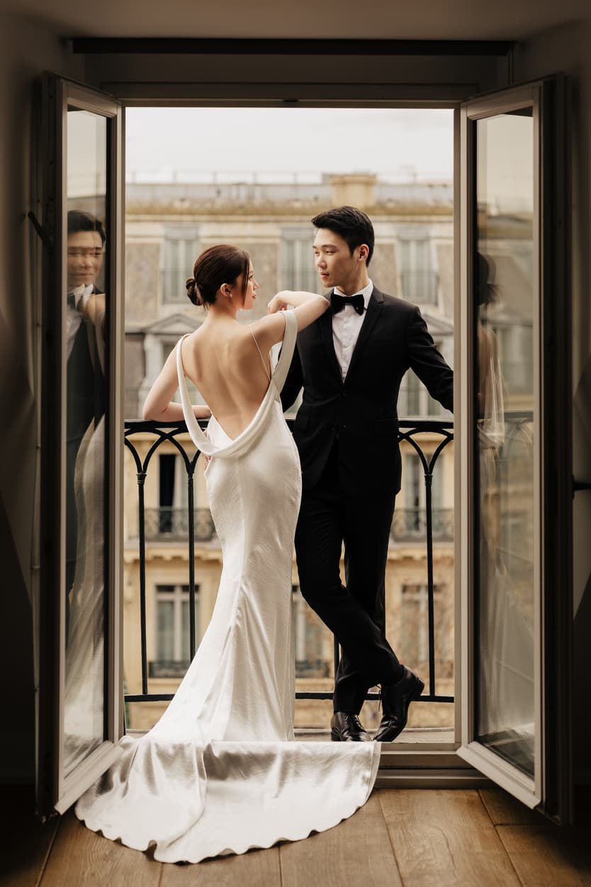 Couples Sunset Pre-wedding Photoshoot in Parisian Balcony 