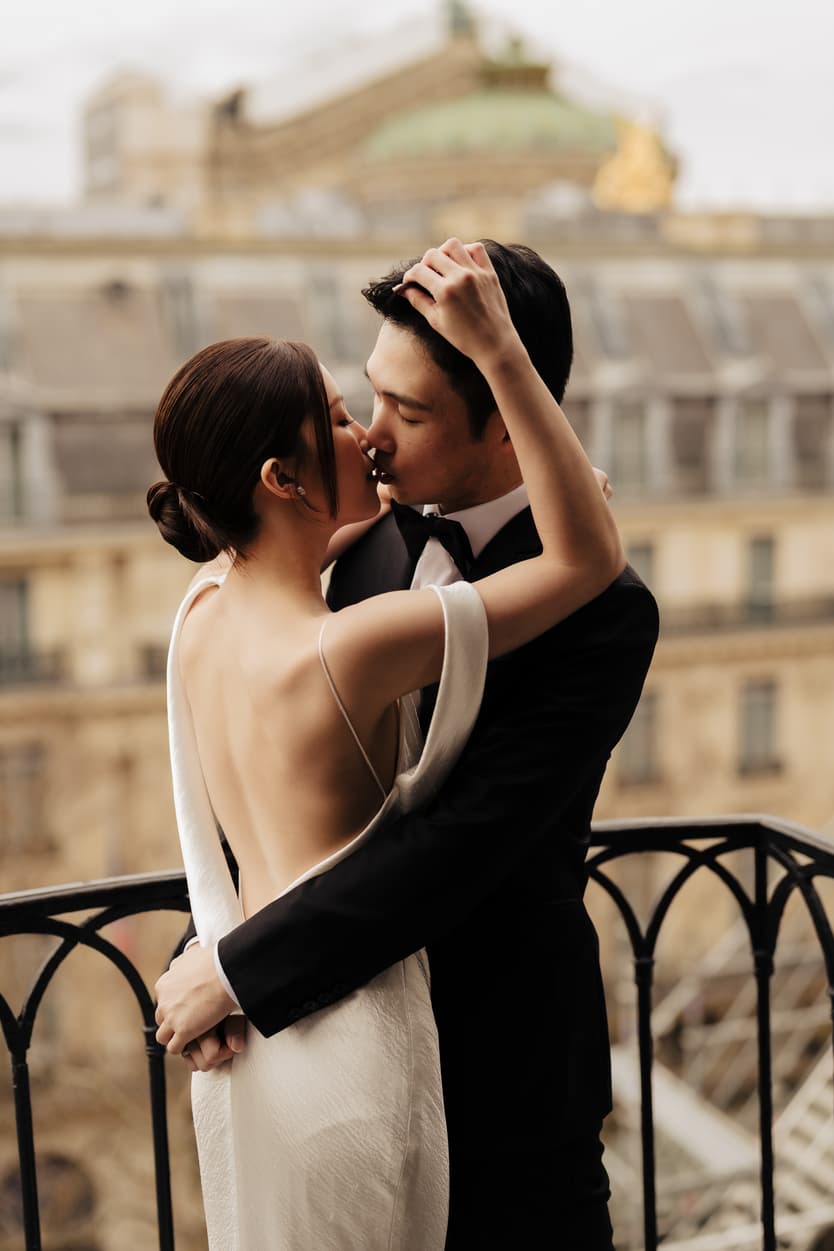 Couples Sunset Pre-wedding Photoshoot in Parisian Balcony 