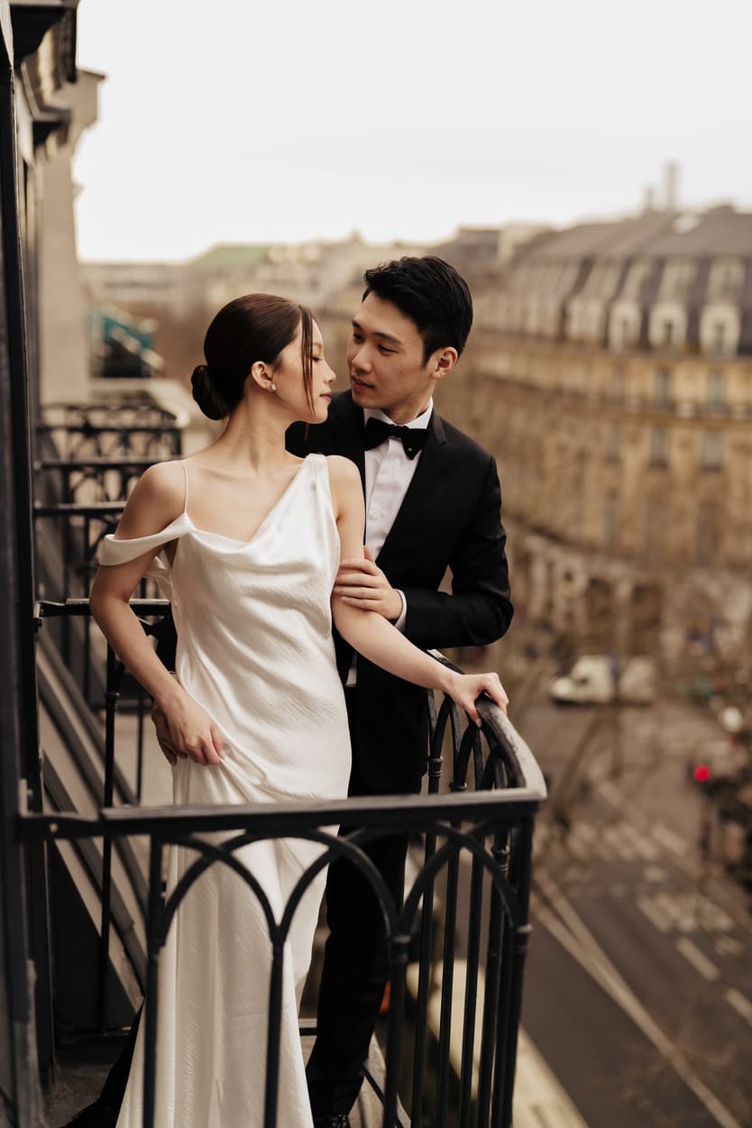 Couples Sunset Pre-wedding Photoshoot in Parisian Balcony 