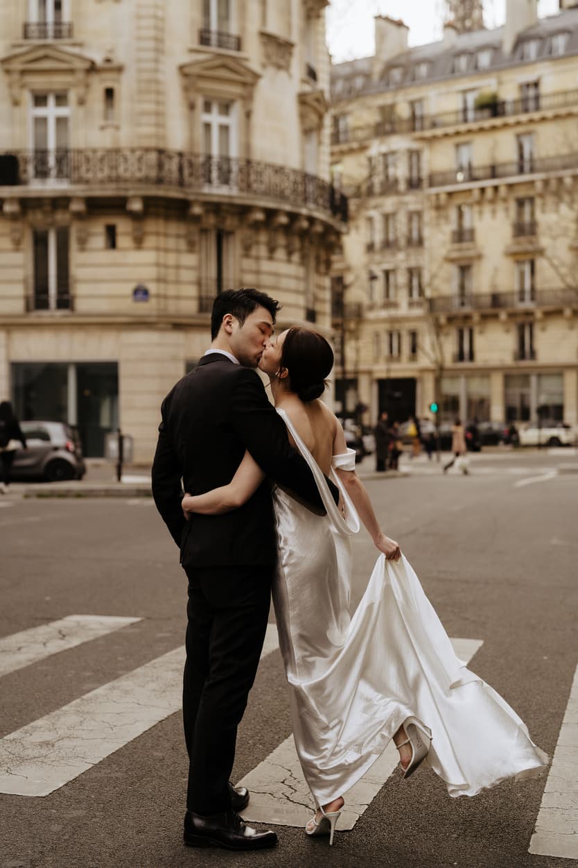 Couples Sunset Pre-wedding Photoshoot in Paris Streets 