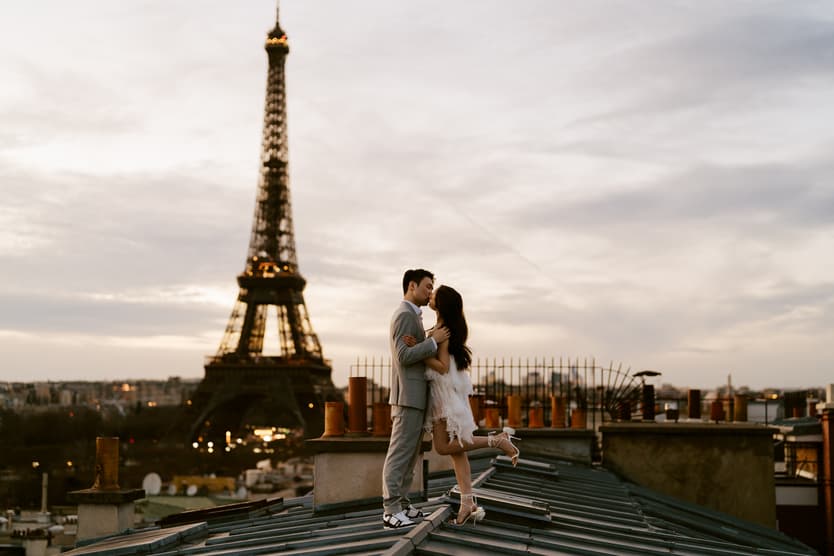 rooftop prewedding photos in Paris photographer