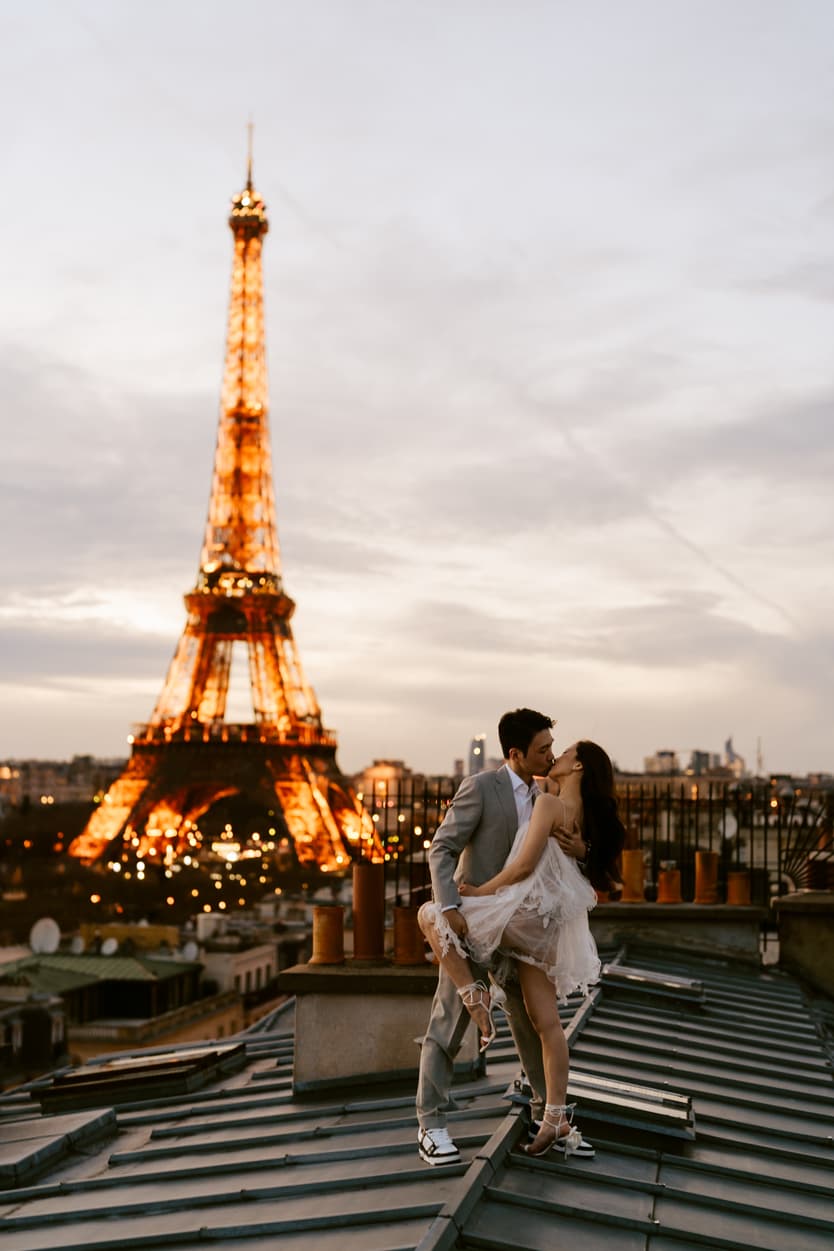 prewedding rooftop Paris photographer