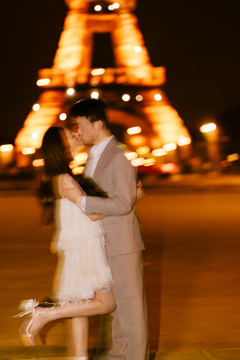 Couples Sunset Pre-wedding Photoshoot in Paris with Eiffel tower background 
