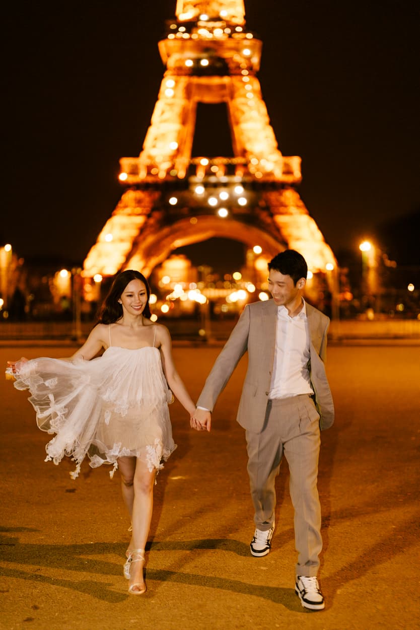 Couples Sunset Pre-wedding Photoshoot in Paris with Eiffel tower background 