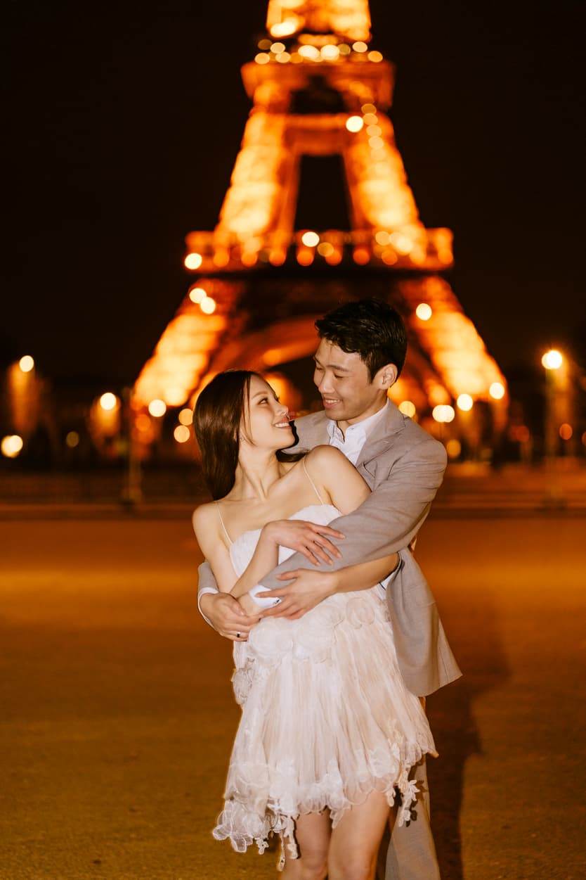 Couples Sunset Pre-wedding Photoshoot in Paris streets with Eiffel tower background 