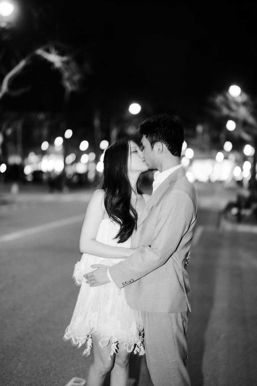 Couples Sunset Pre-wedding Photoshoot in Paris streets 