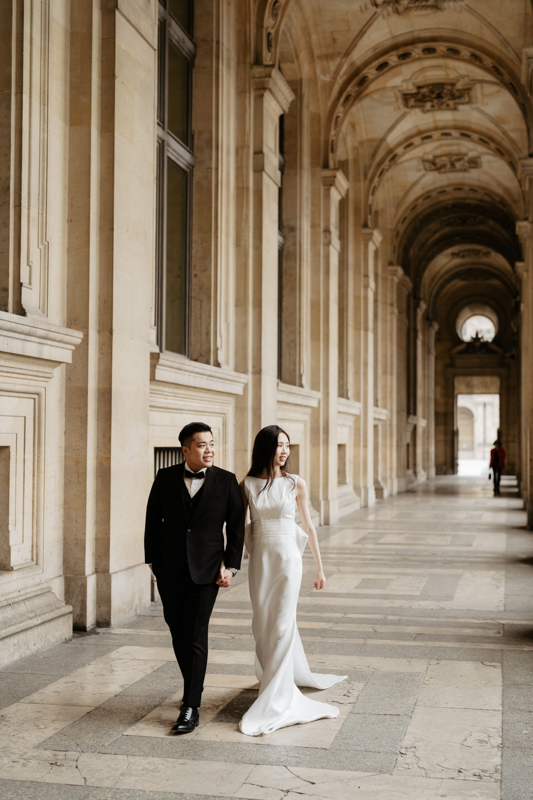Couple full-day Pre-wedding Photoshoot in Paris sunrise at the Louvre 