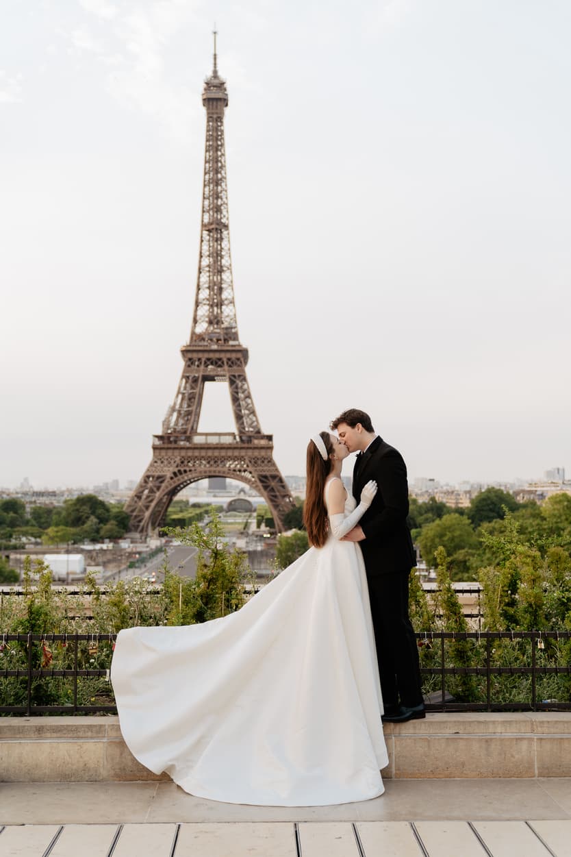 Destination wedding elopement in Paris couple's shooting in Trocadero