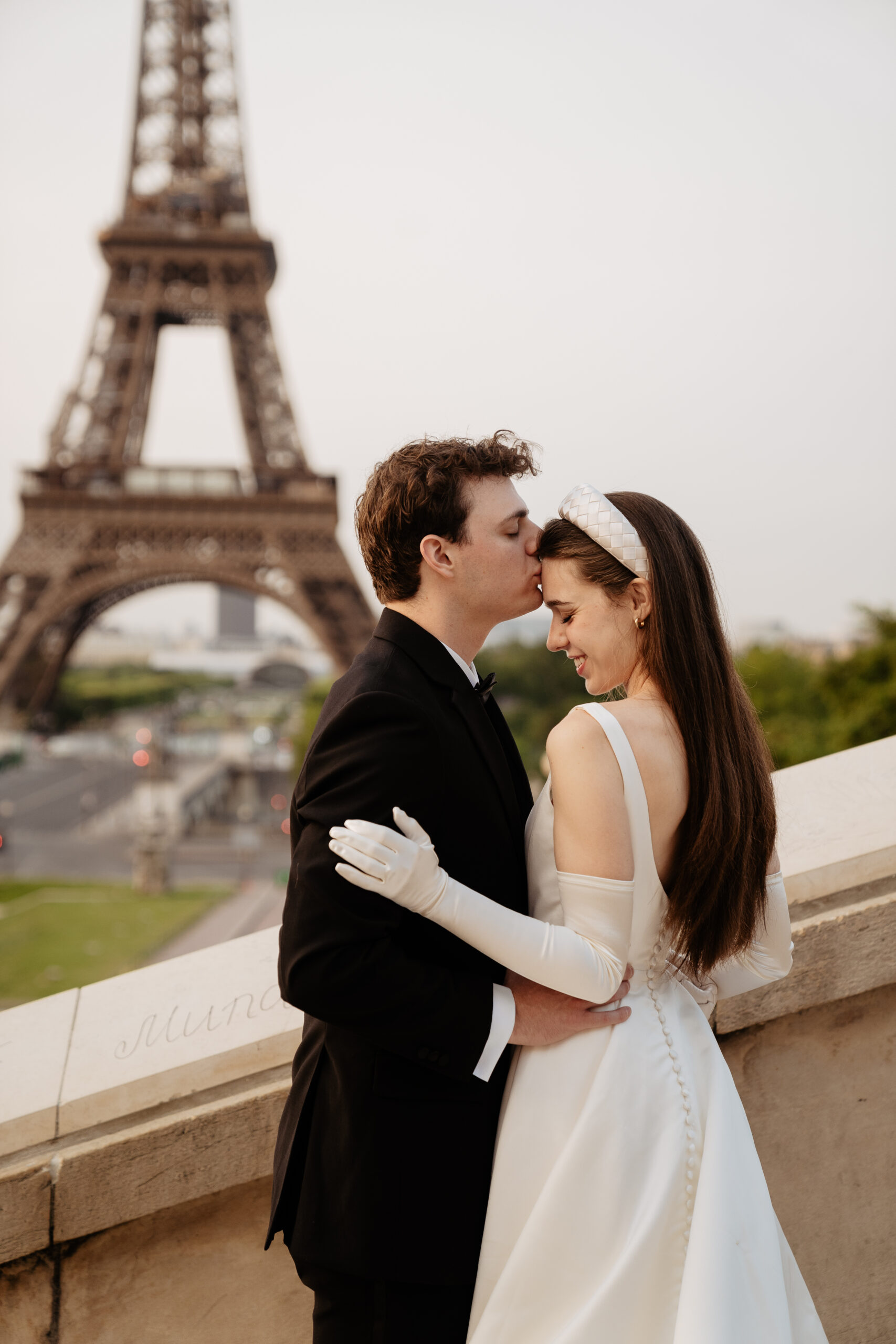Destination wedding elopement in Paris  couple's shooting in Trocadero 