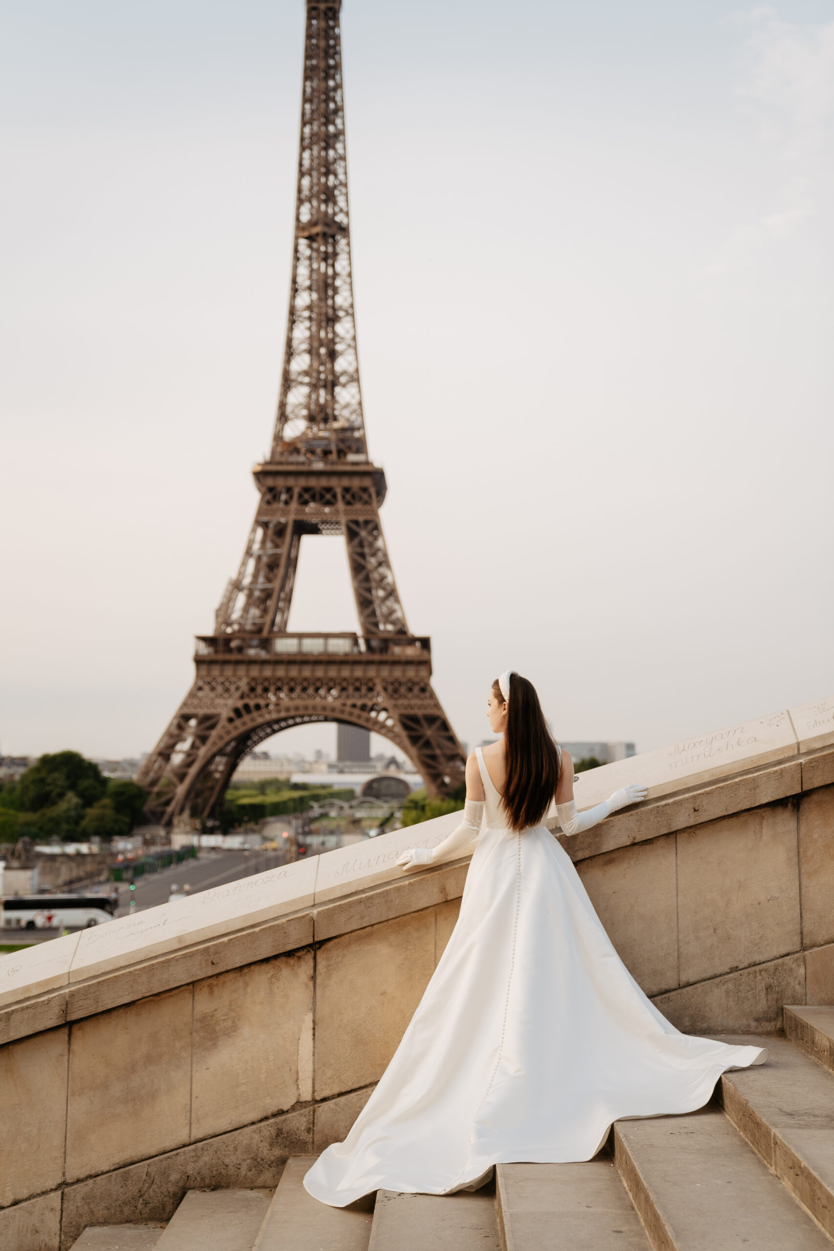 Destination wedding elopement in Paris  couple's shooting in Trocadero 