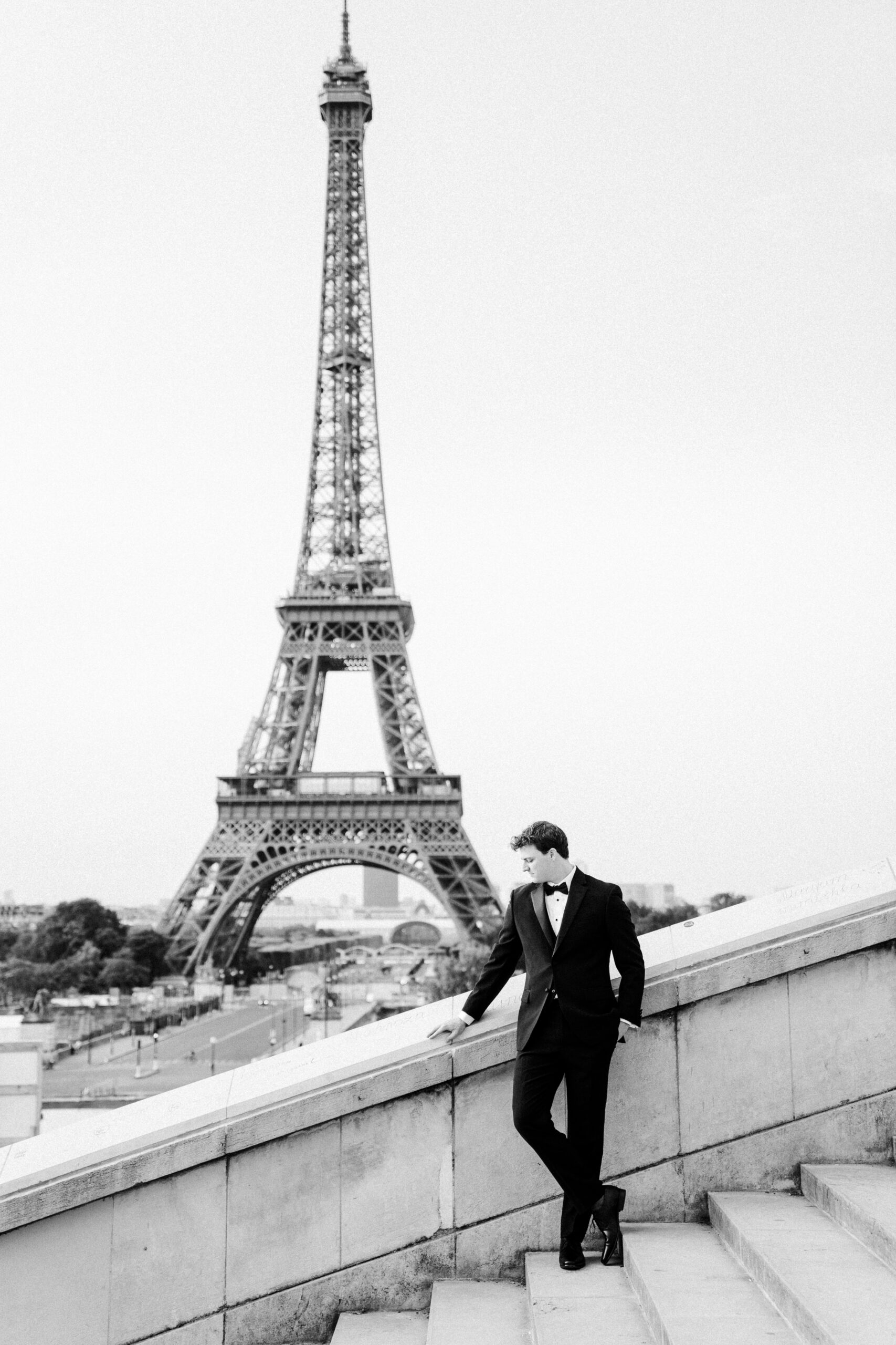 Destination wedding elopement in Paris  couple's shooting in Trocadero 