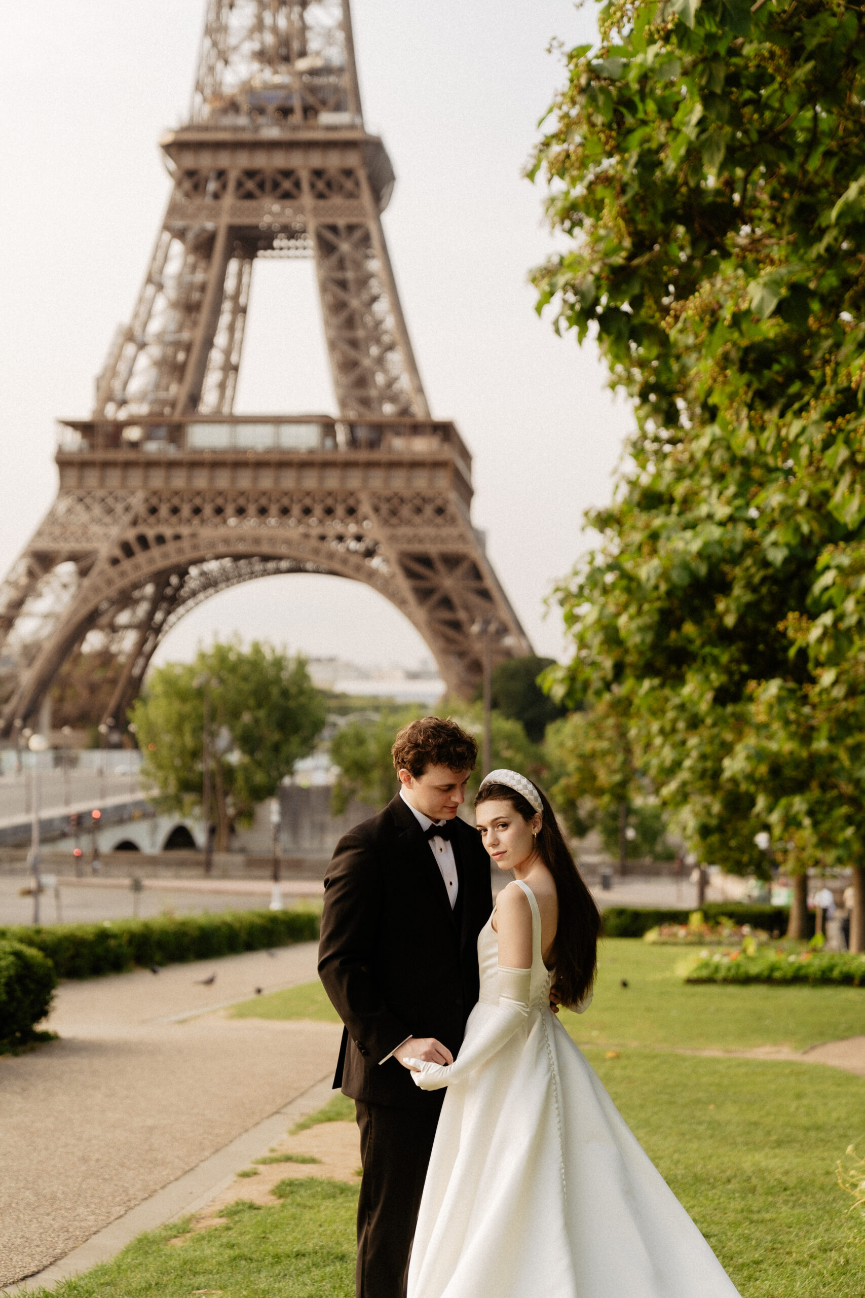 Destination wedding elopement in Paris  couple's shooting in Trocadero Garden 
