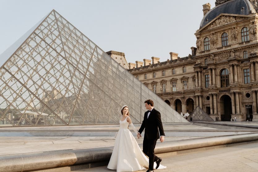 Destination wedding elopement in Paris couple's shooting at the Louvre