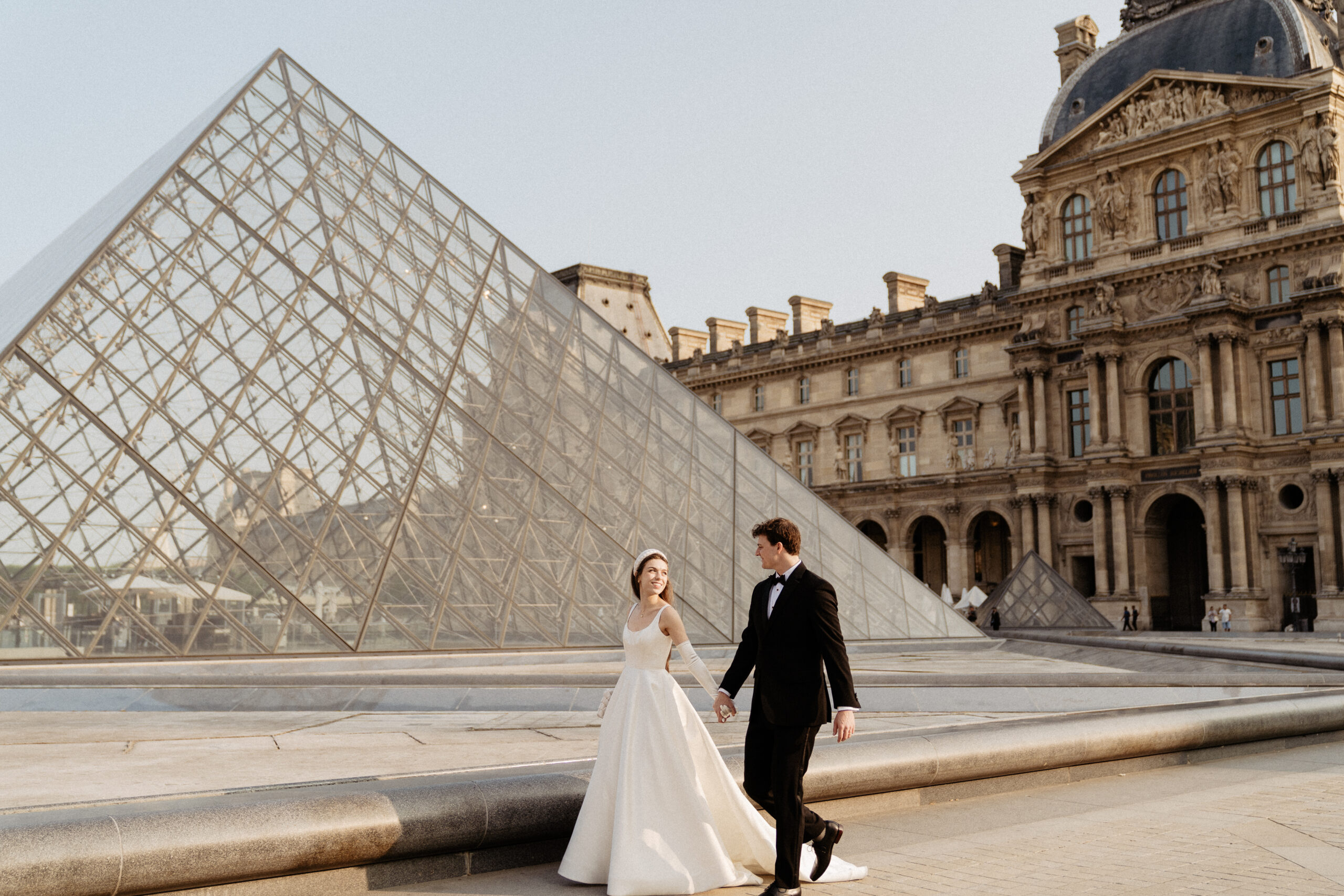 Destination wedding elopement in Paris  couple's shooting at the Louvre