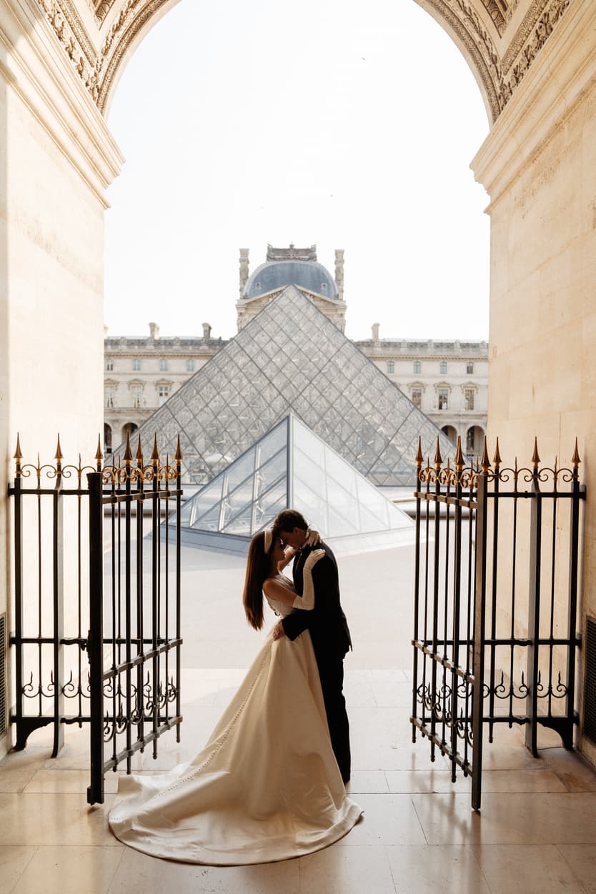 Destination wedding elopement in Paris couple's shooting at the Louvre