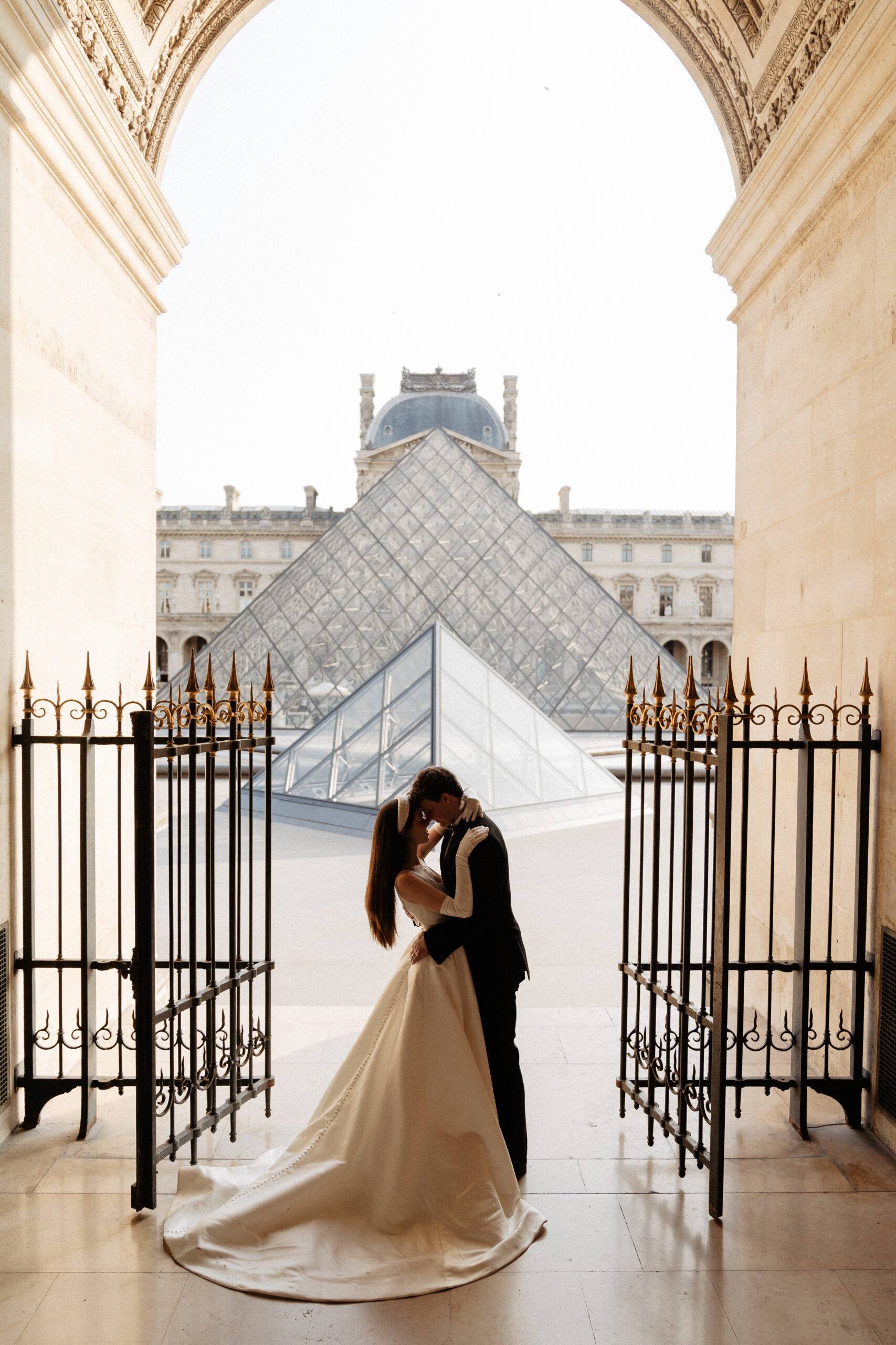 Destination wedding elopement in Paris  couple's shooting at the Louvre