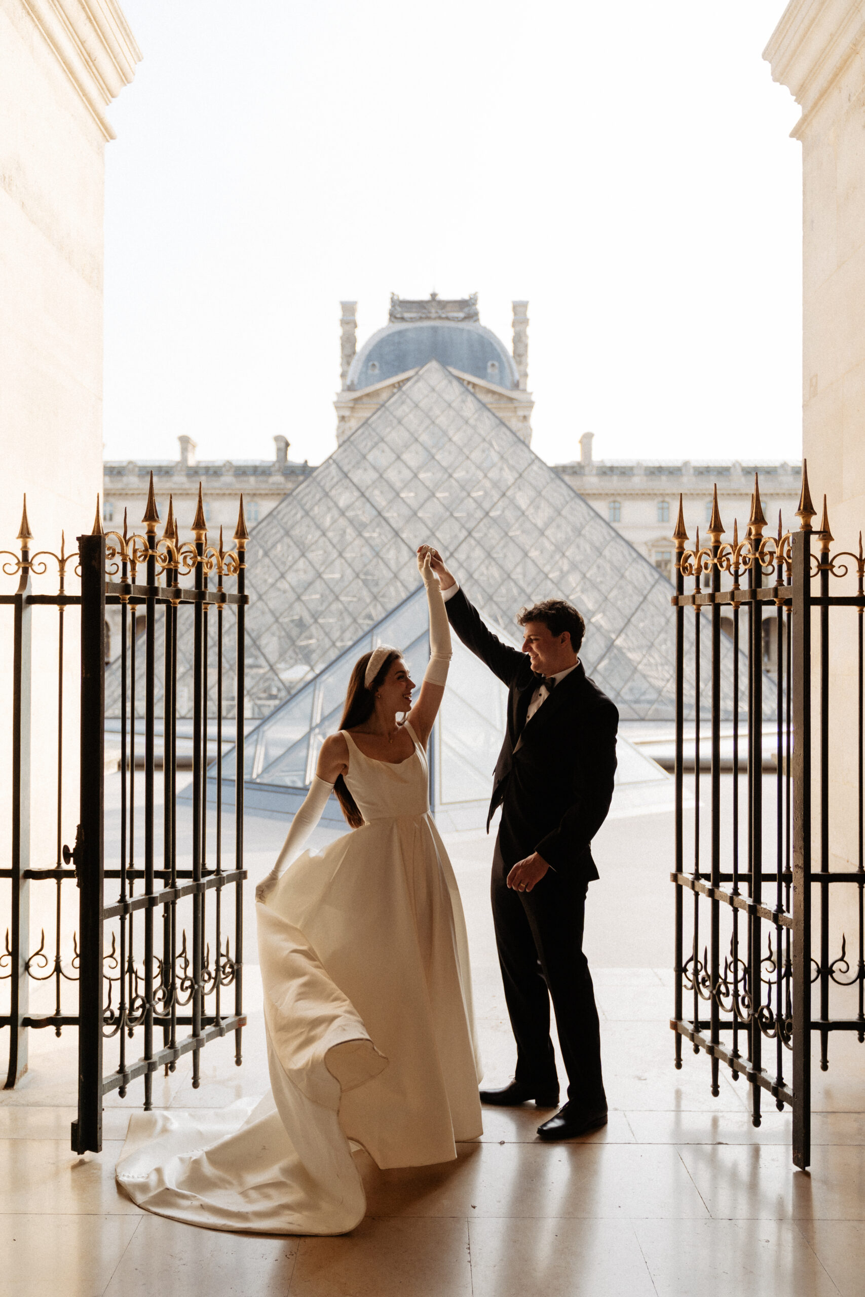 Destination wedding elopement in Paris  couple's shooting at the Louvre