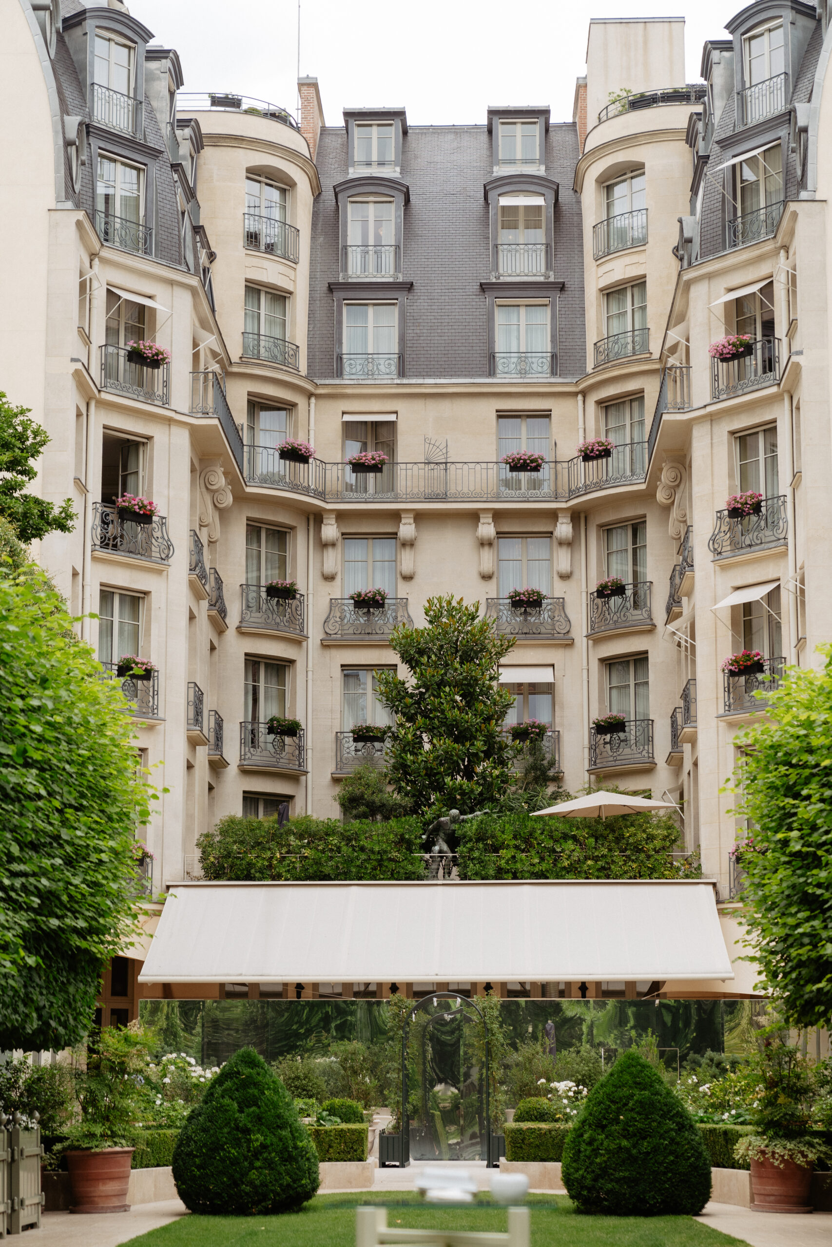Destination wedding elopement at the luxurious Ritz Paris garden 