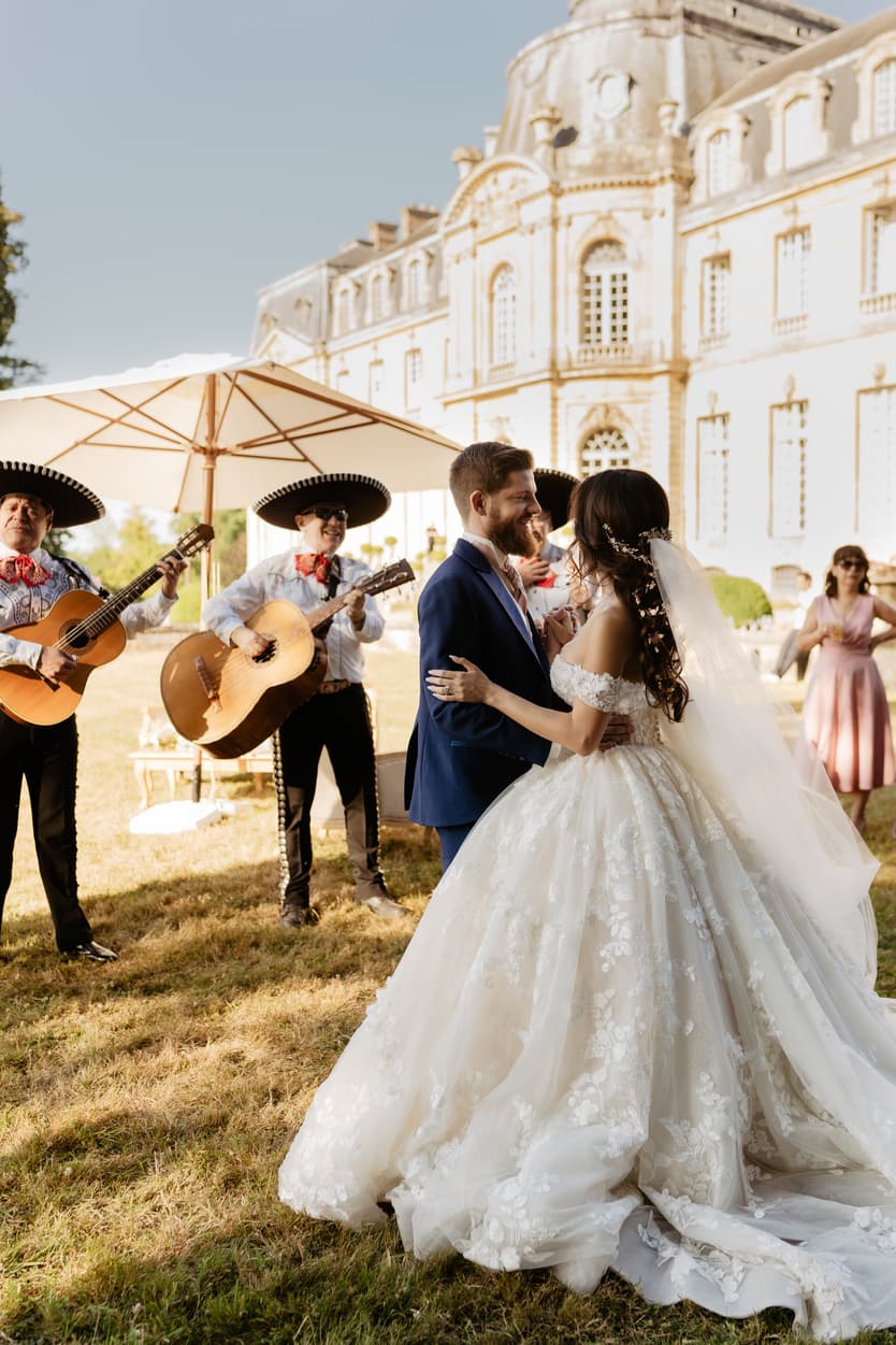 The couple dancing on the lawn to the mariachi band during the cocktail hour