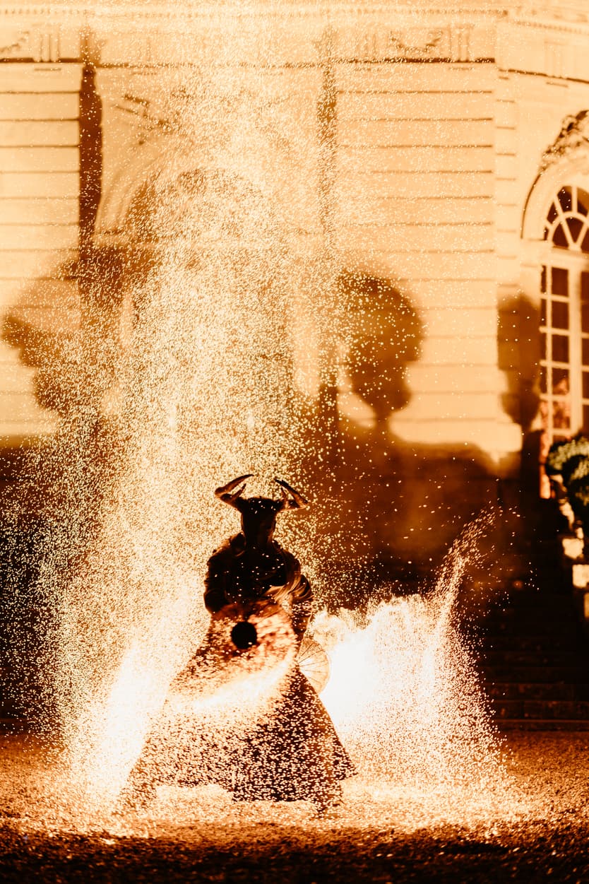 A curtain of sparks in front of the château at the height of the fire show