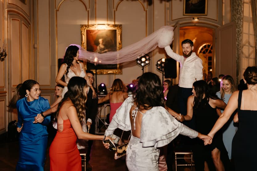 La Víbora de la Mar, the guests running under the arch of the bride’s veil