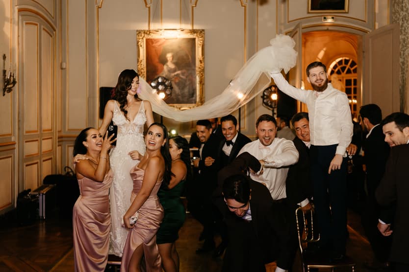 The sea snake dance at full speed, the veil held up over the dance floor