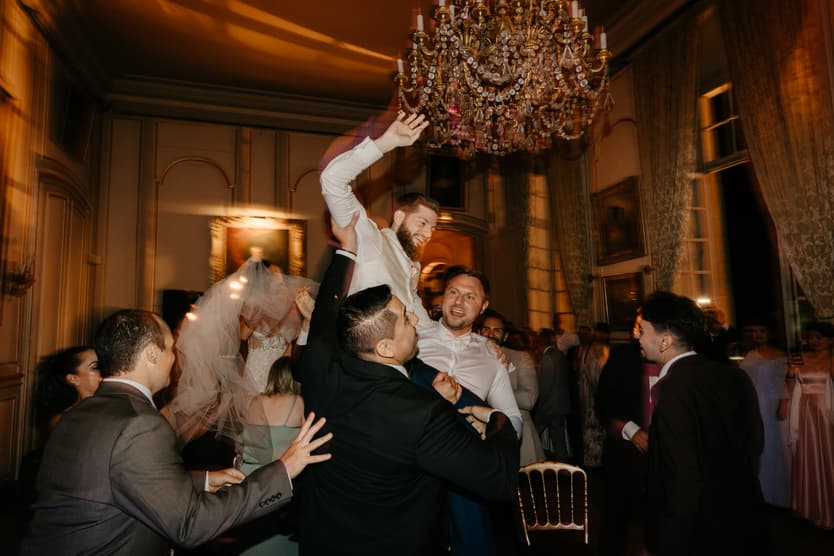 The groom with his friends at the end of the night, the salon behind them