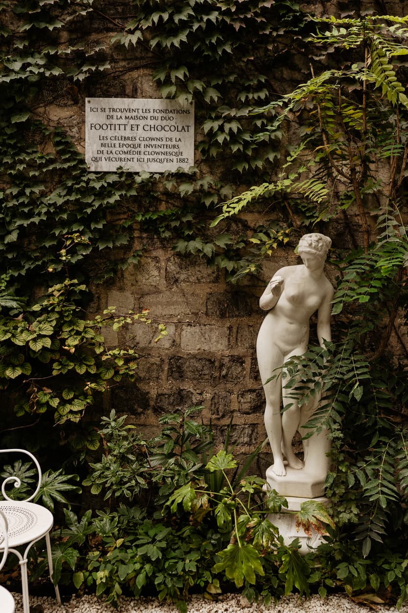 Destination elopement wedding Hotel Particulier Montmartre, Paris garden ceremony statue