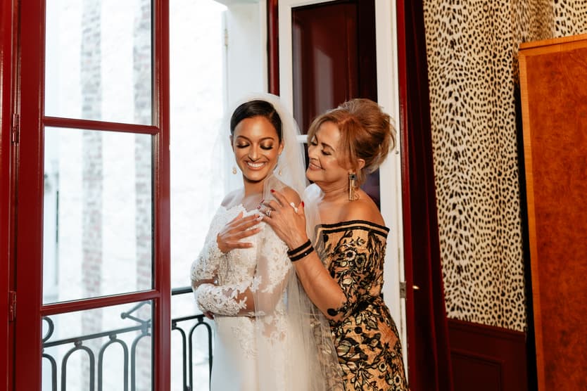 Destination elopement wedding Hotel Particulier Montmartre, Paris preparations bride with mom